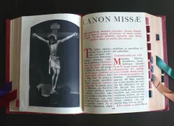  Missale Romanum , czyli Mszał Rzymski w języku łacińskim. Wydanie z 1962 r. 