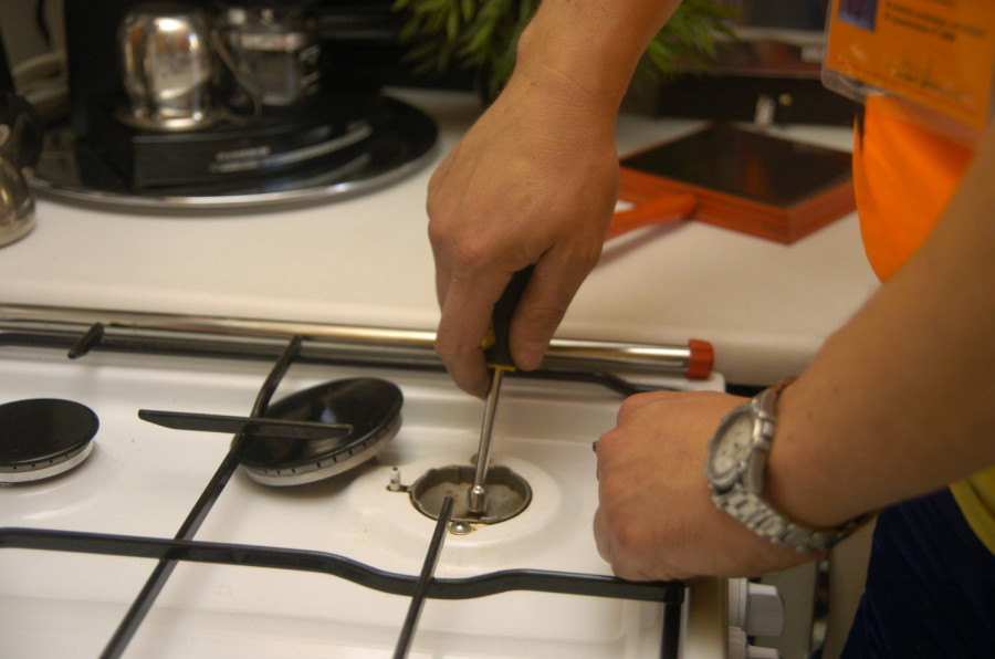 Gazownik przeglądy instalacji gazowej próby szczelności kuchenki .
