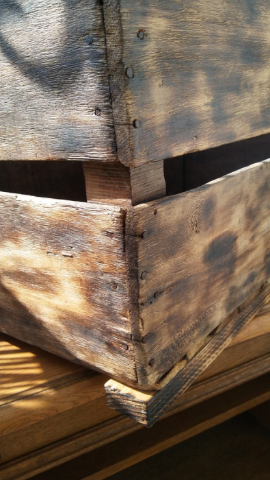 Drewniana skrzynka stara szczotkowana opalana