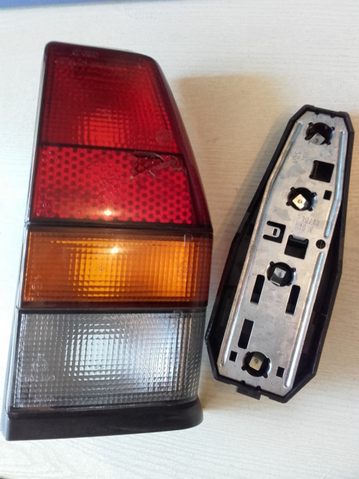 VW Polo II 81-90 Lampa prawa tył z listwą: zdjęcie 90527019