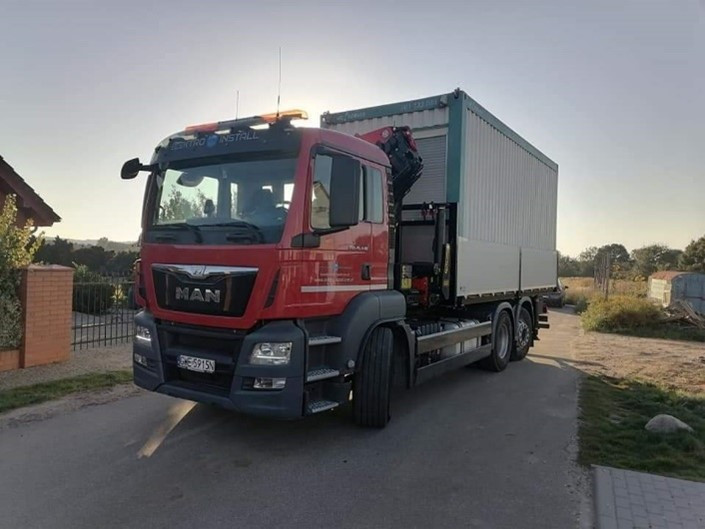 Transport ciężarowy z HDS. Przewóz maszyn, materiałów budowlanych: zdjęcie 90728656