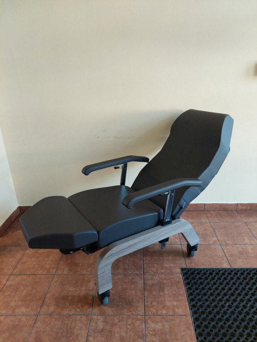 Oddam wózek inwalidzki / fotel ortopedyczny dla starszej osoby.: zdjęcie 90811160