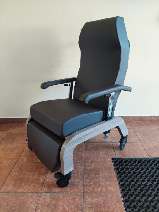 Oddam wózek inwalidzki / fotel ortopedyczny dla starszej osoby.: zdjęcie 90811161