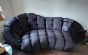 Czarna sofa retro ze stolikiem