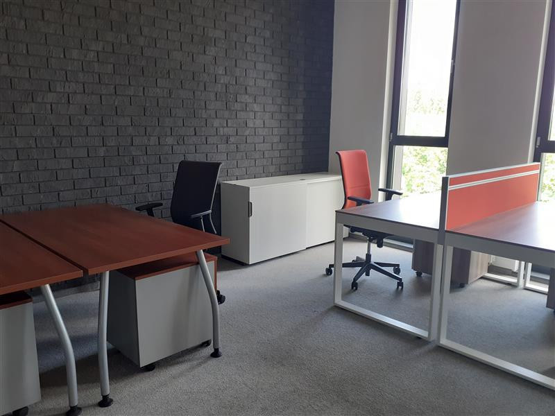 Umeblowane biuro w nowoczesnym budynku - różne pow