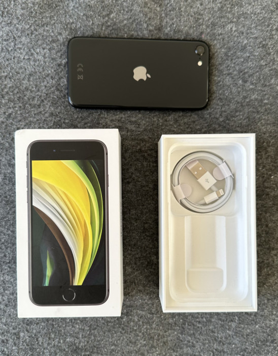 iPhone SE 2020 Black colour (with charger and cases): zdjęcie 92787806