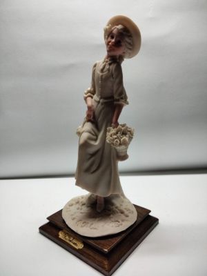 Figura manufaktura-Capodimonte kolorowa -dziewczyna z koszem