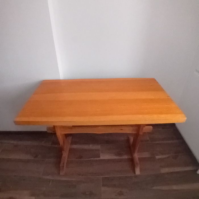 Stabilny stół drewniany