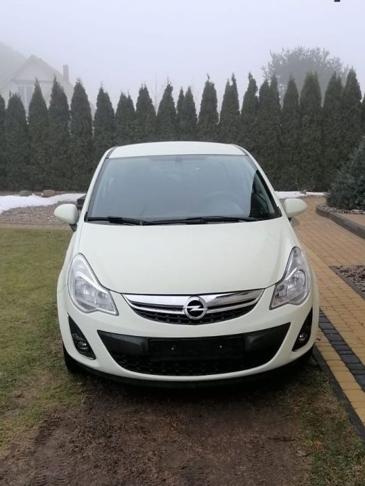 Opel Corsa1.4 benzyna limitowana wersja wyposażenia Satellite