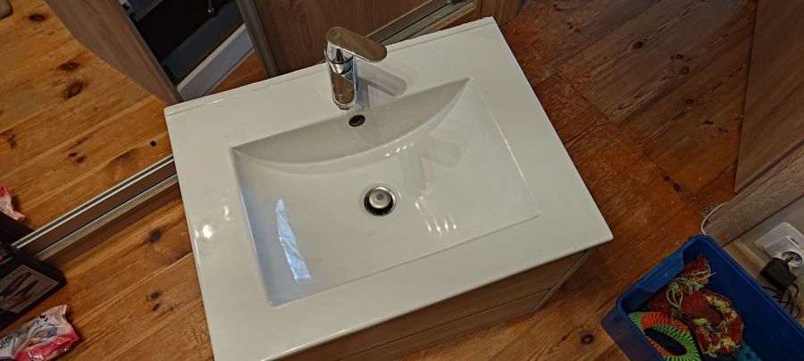 Szafka łazienkowa wisząca z umywalką 60 cm i baterią Grohe