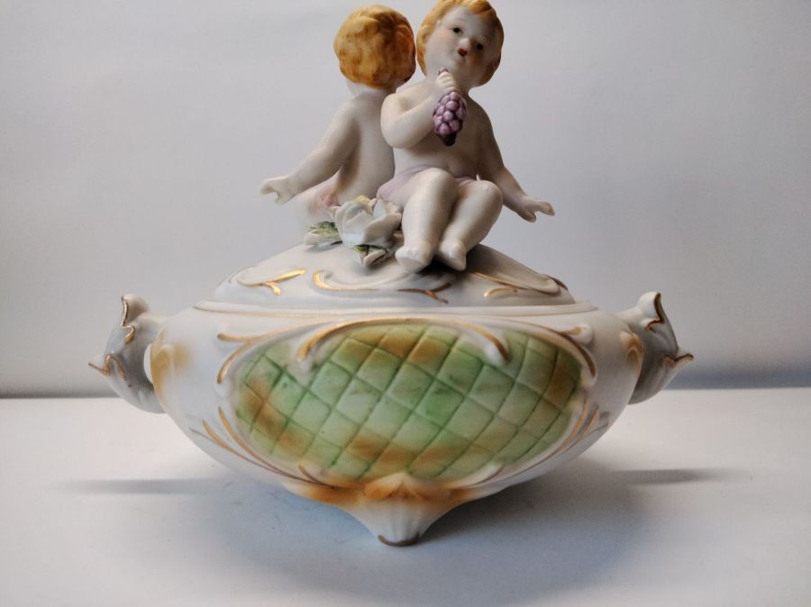 Szkatułka, bomboniera porcelana Putto