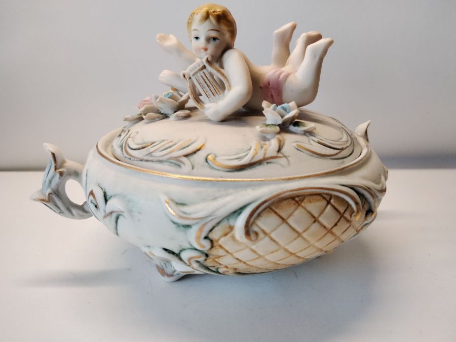 Szkatuła -włoska porcelana Putto - bomboniera