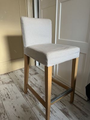Krzesło barowe w dobrym stanie
