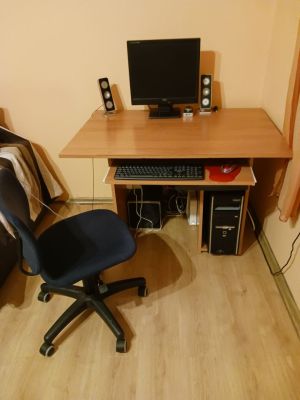 Komputer plus akcesoria oraz biurko i krzesłoslo