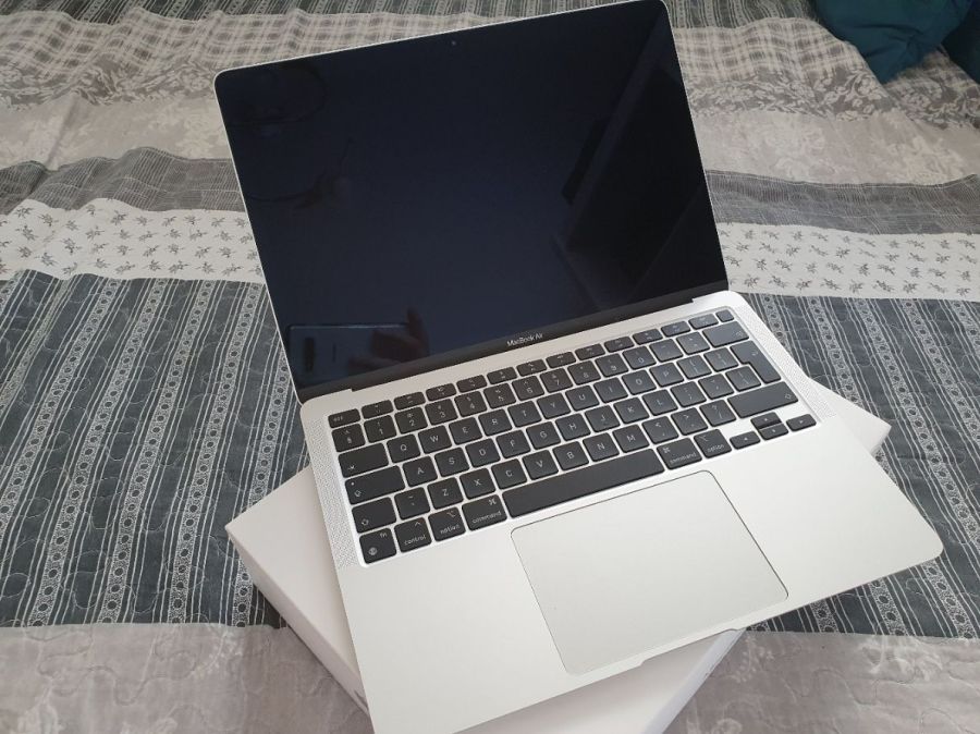 Apple MacBook Air M1 8/256GB Srebrny ilość cykli 23, bateria 99%
