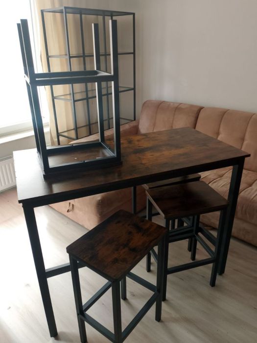 Drewniany stół z 4 krzesłami