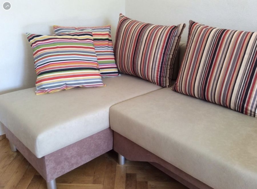 3 osobowa sofa rozkładana z szezlongiem i poduszki