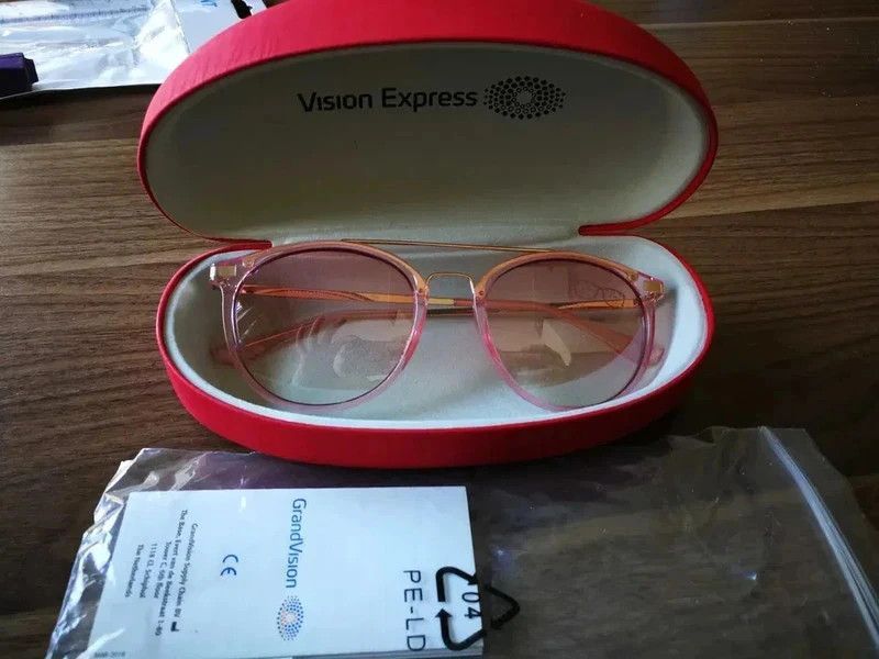 Nowe przeciwsłoneczne okulary Vision Express z etui