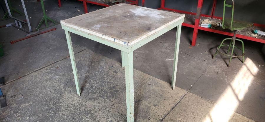 Stół stalowy z drewnianym blatem