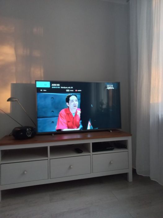 TV LED Philips z szafką pod TV