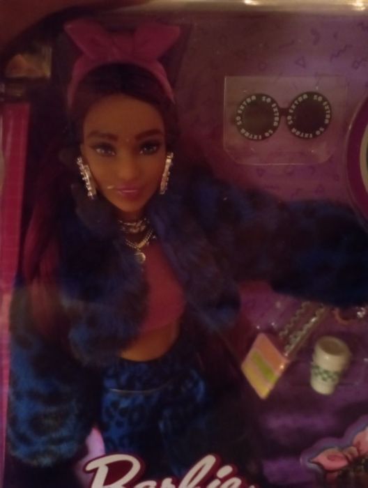 Barbie Extra Lalka Bordowe włosy garnitur