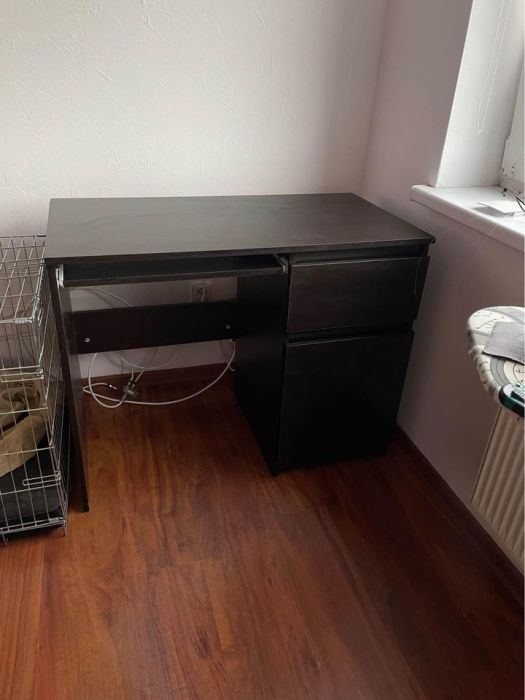 biurko z szafką i wysuwaną półką na klawiatur
