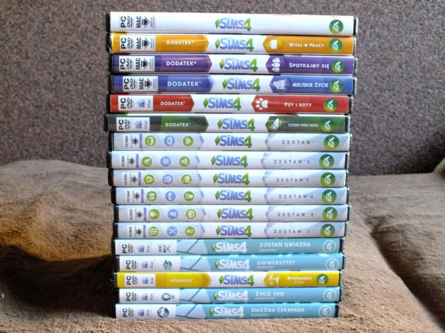 Sprzedam 17naście pudełek gry The Sims 4 z płyt