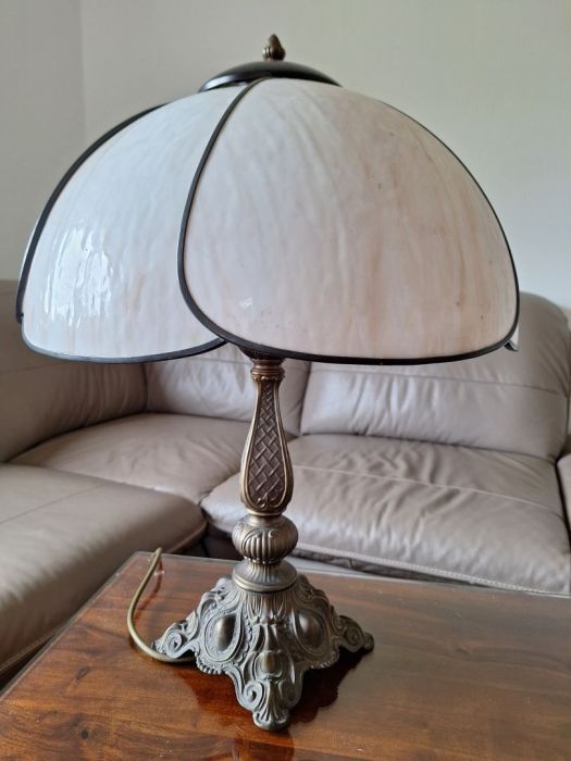 Stara mosiężna lampa gabinetowa na komodę witrażowa
