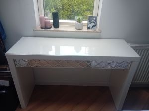 biurko ikea z ozdobna szuflada lustra