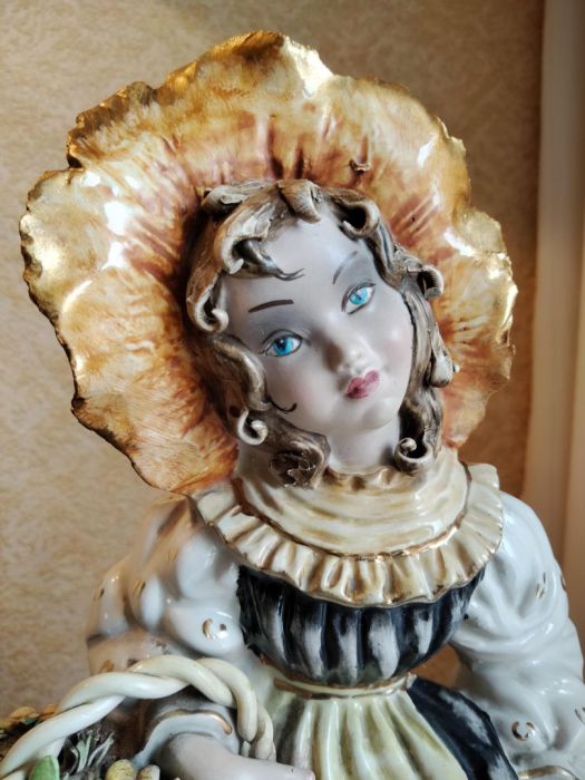 Figura Kwiaciarka porcelana szkliwiona Capodimonte