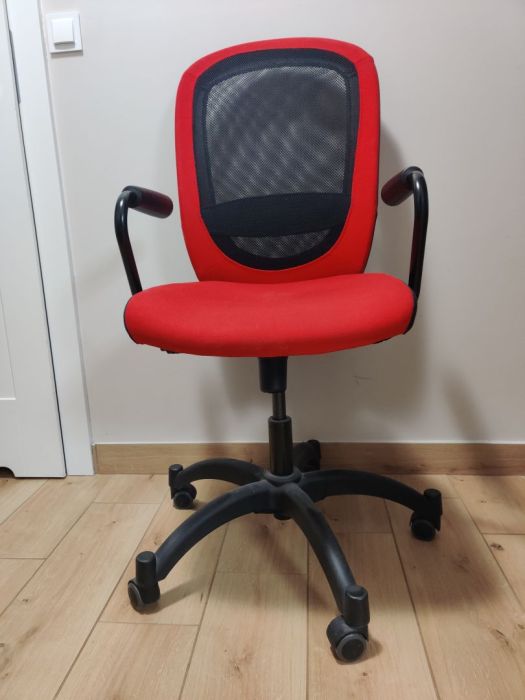 Fotel biurowy czerwono-czarny