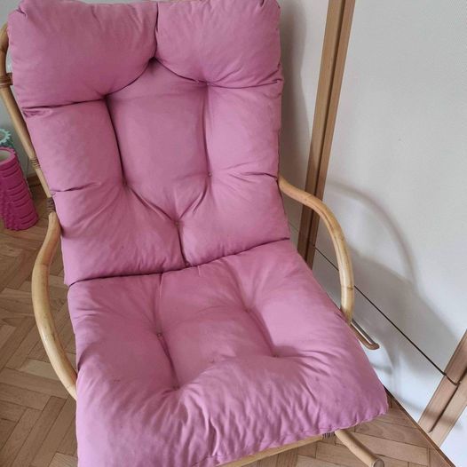 Fotel bujany rattanowy z różowym grubym siedziskiem