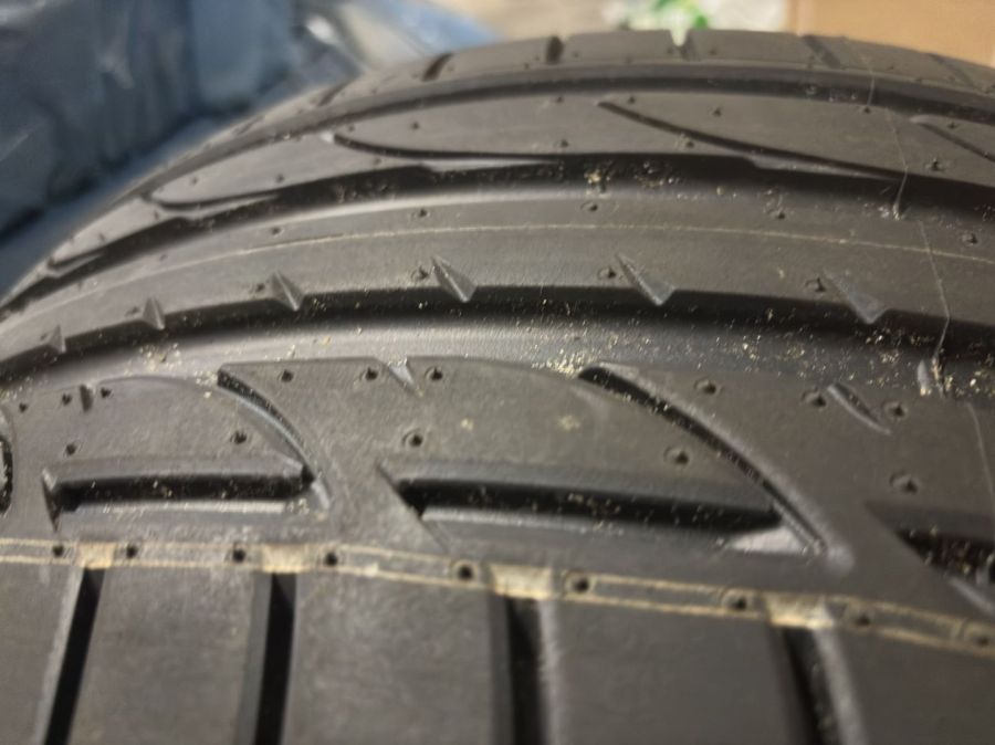 opony Bridgestone 235/40 R 19  praktycznie nowe: zdjęcie 98425804