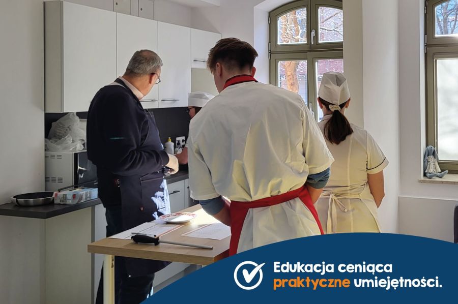 Pedagog specjalny / pedagożka specjalna w liceum: zdjęcie 98445338