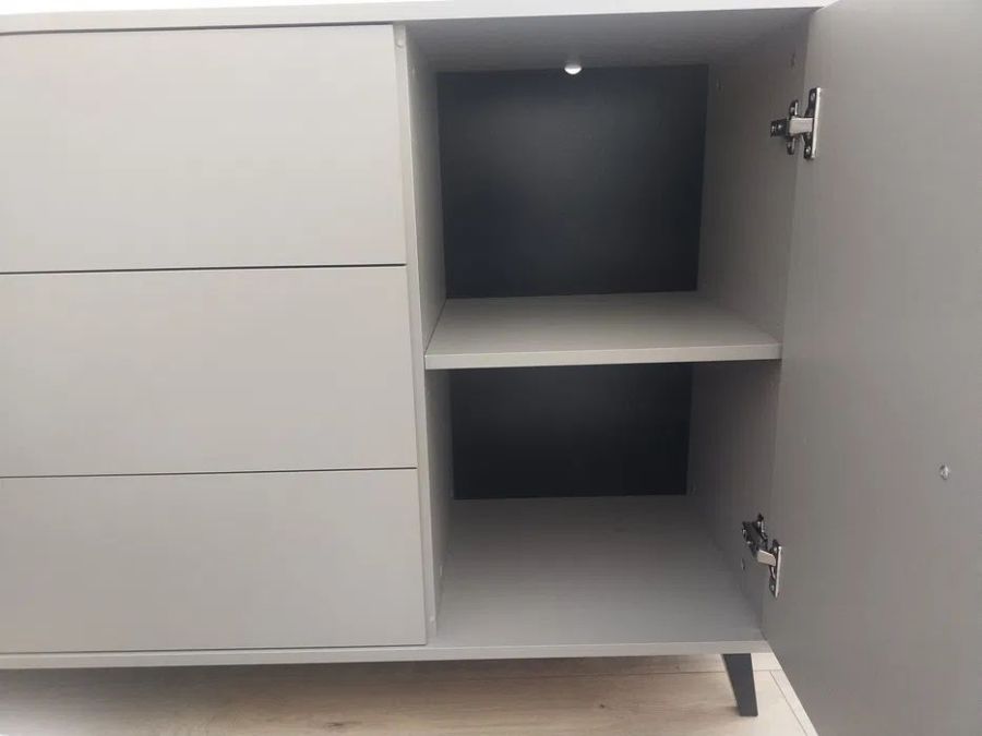 Komoda na nóżkach z szufladami i półkami: zdjęcie 98669567