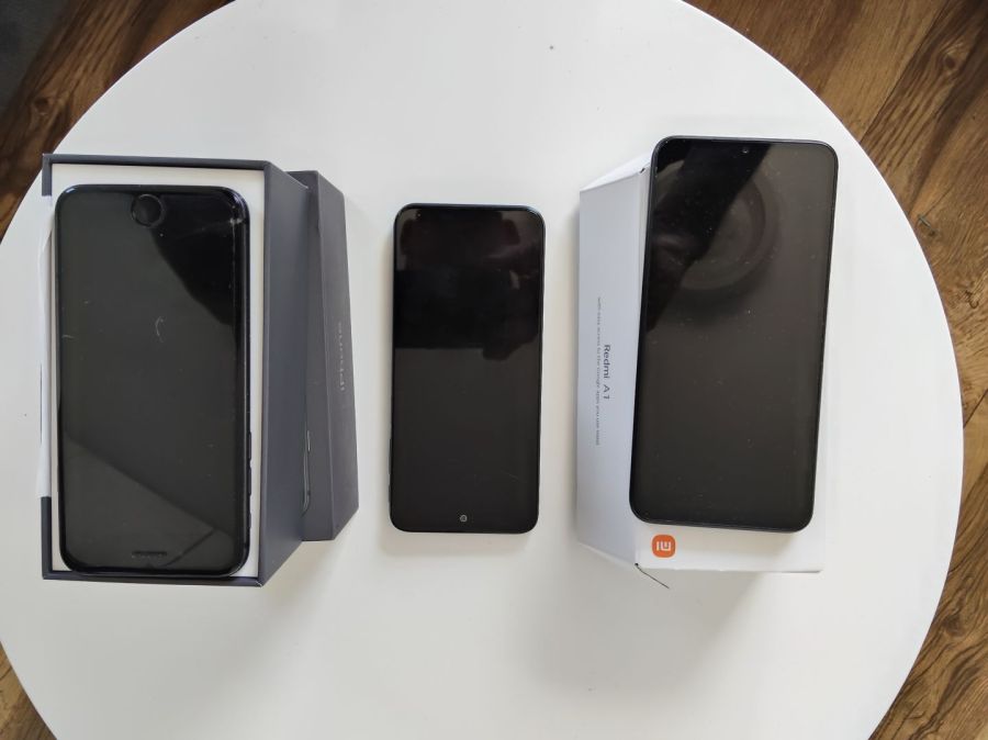 Trzy telefony redmi Motorola