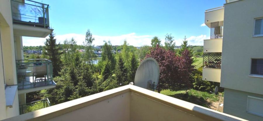 Komfortowe 2 pokoje z balkonem i widokiem na wodę.