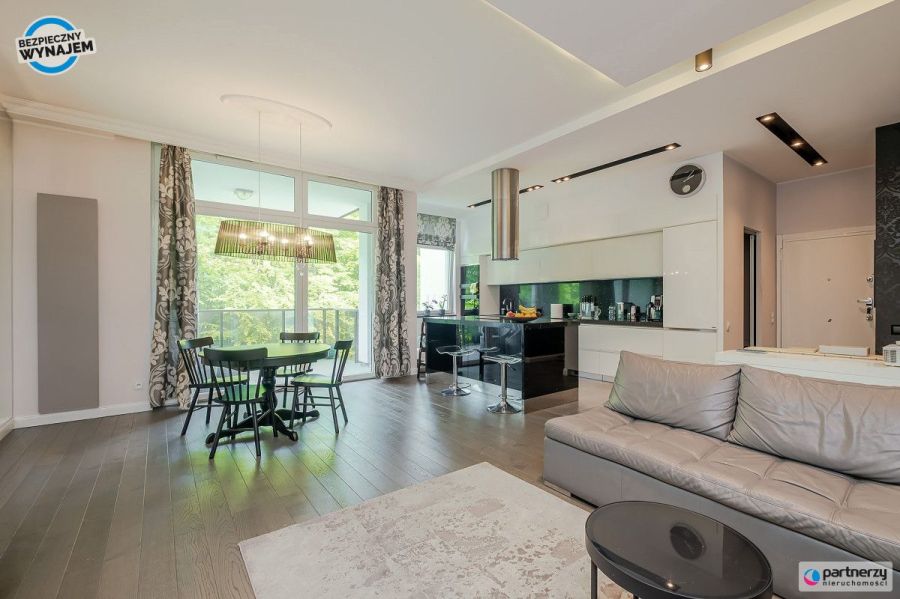 Apartament z widokiem na las, komórka i hala gar.