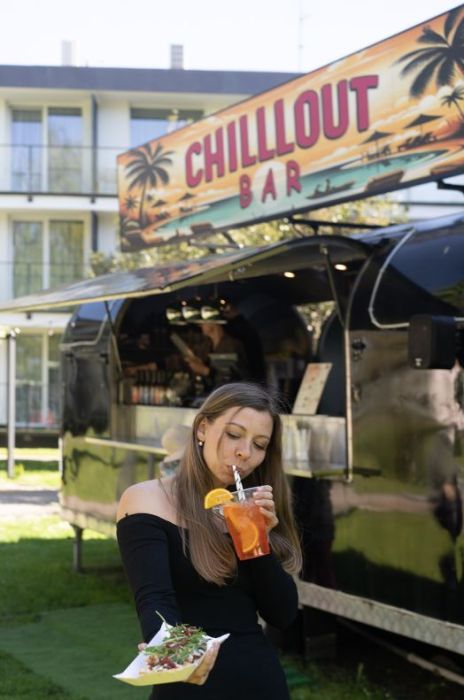 Sprzedawca w Food Truck w Prawdzic Resort: zdjęcie 98744509