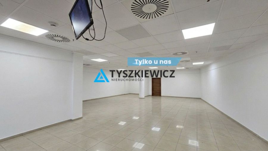 Przestronny lokal z witrynami w centrum miasta.
