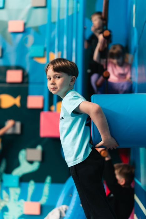 Wakacje w ruchu! Półkolonie z trampolinami i wspinaczką