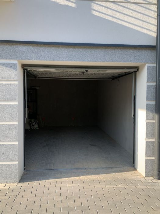Wynajmę garaż z przyłączem prądu / Karwiny