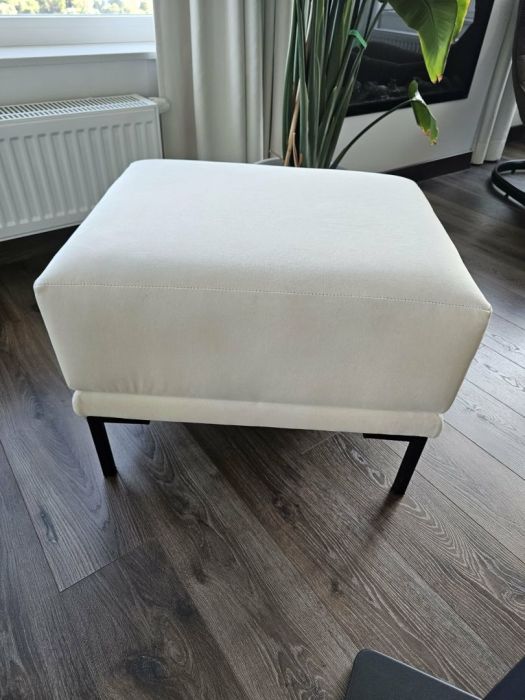 Pufa w kolorze ecru, welurowa. Siedzisko: zdjecie 99292429