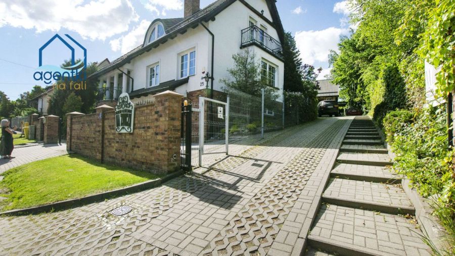 Willa z  budynkiem hostelowym w centrum Gdańska