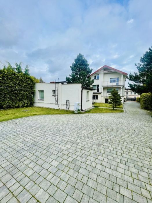 Dom z 3 mieszkaniami oraz 3 garażami, pow. 380 m2: zdjecie 99350634