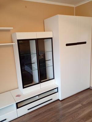 Meblościanka z szafkami i szklanym stołem: zdjecie 66527310