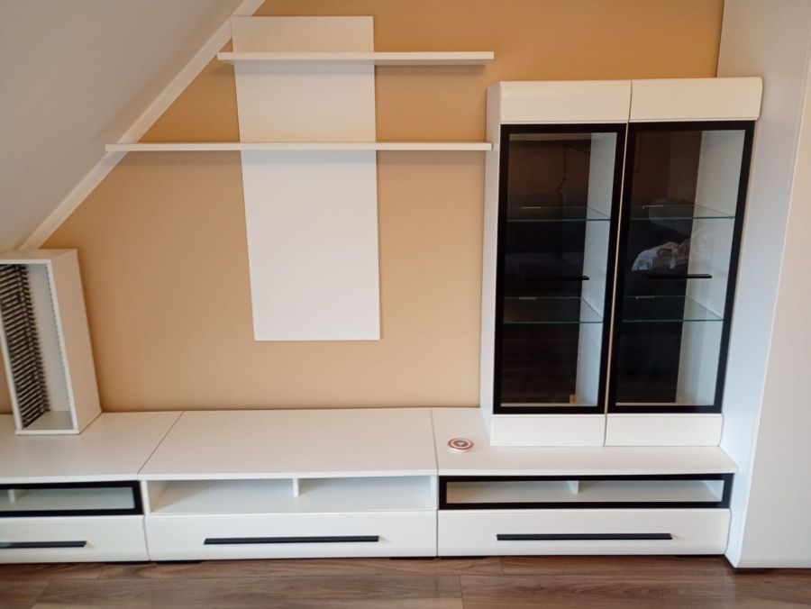 Meblościanka z szafkami i szklanym stołem: zdjecie 99373046