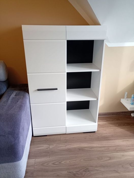 Meblościanka z szafkami i szklanym stołem: zdjecie 99373047