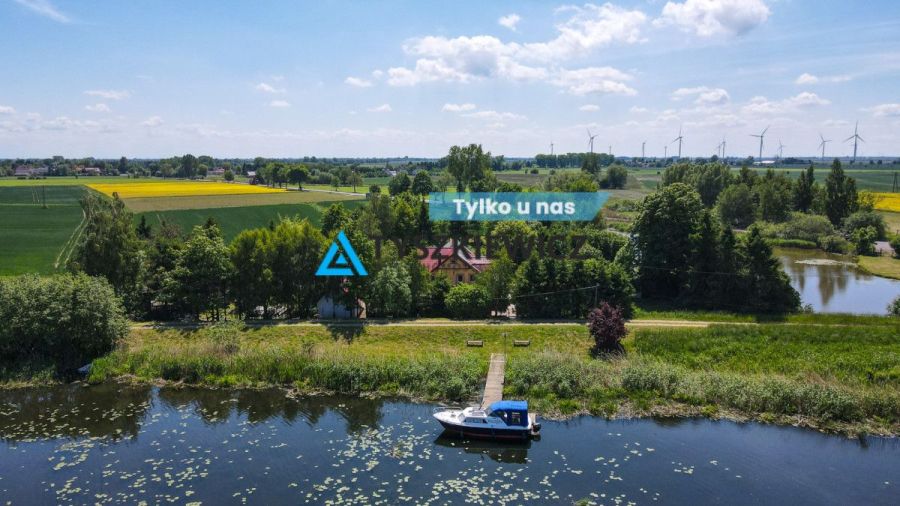 Dom nad rzeką z własną przystanią