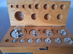 Zestaw 11 odważników w drewnianym etui Vintage Mechanika Precyzyjna: zdjecie 66538669